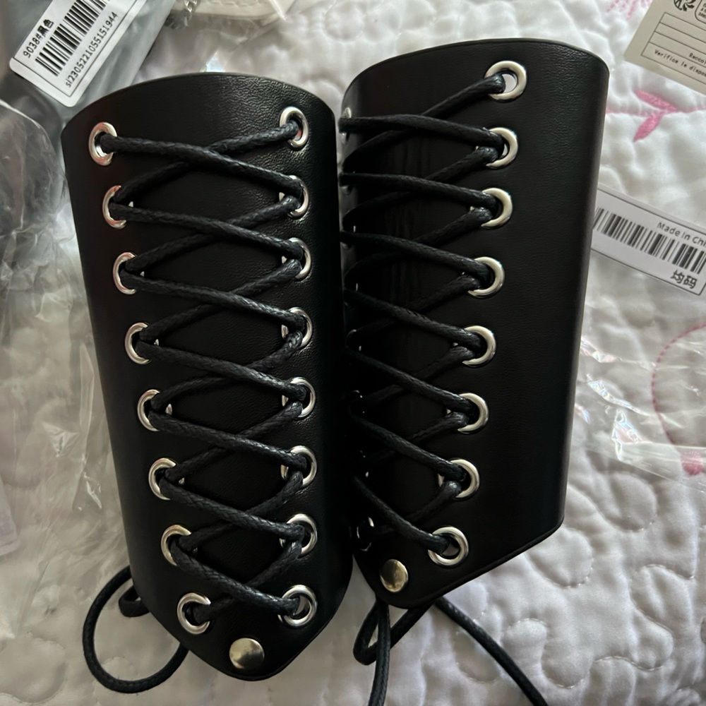 Lace up costume Handwear